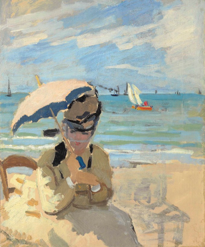 Camille assise sur la plage à Trouville