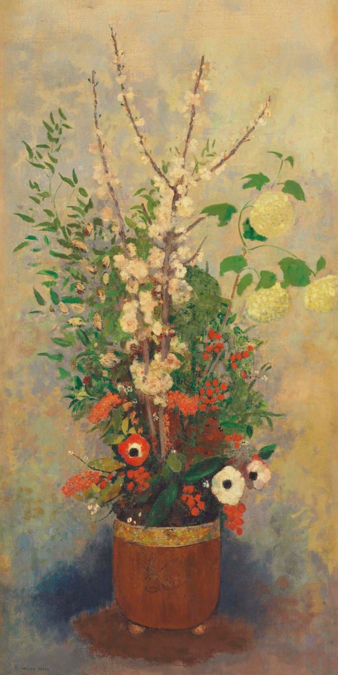 Vase de fleurs avec branches de pommiers en fleurs
