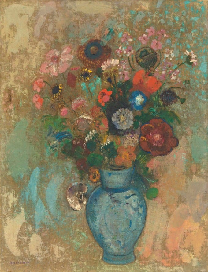 Fleurs dans un vase bleu